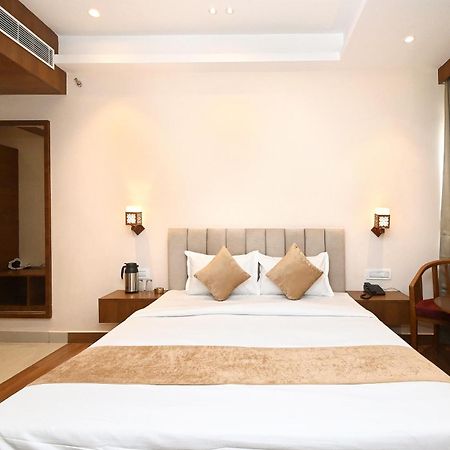Hotel Blue Sapphire Kota  Bagian luar foto
