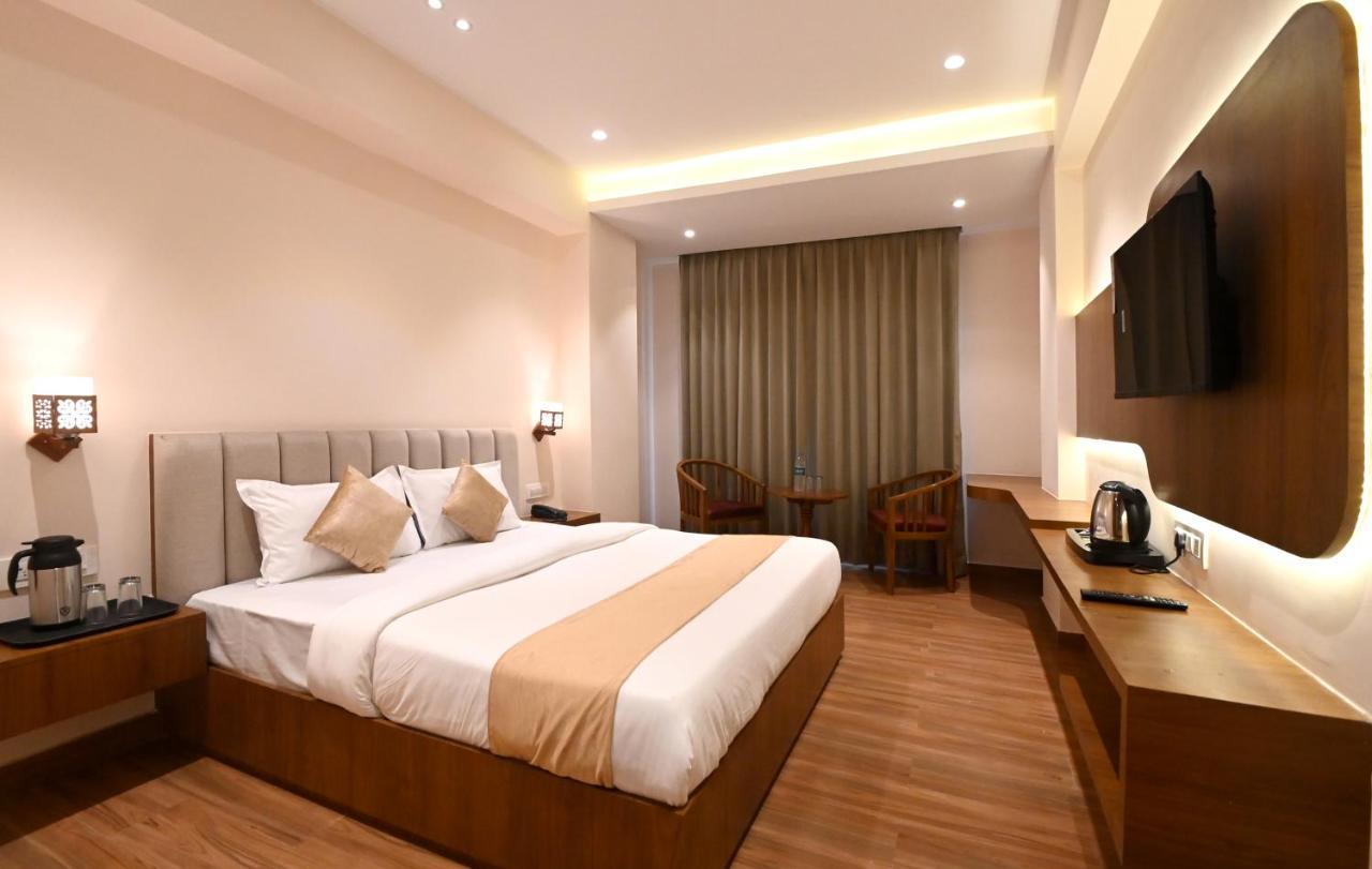 Hotel Blue Sapphire Kota  Bagian luar foto