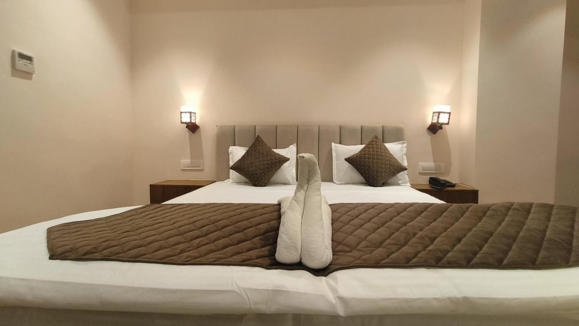 Hotel Blue Sapphire Kota  Bagian luar foto