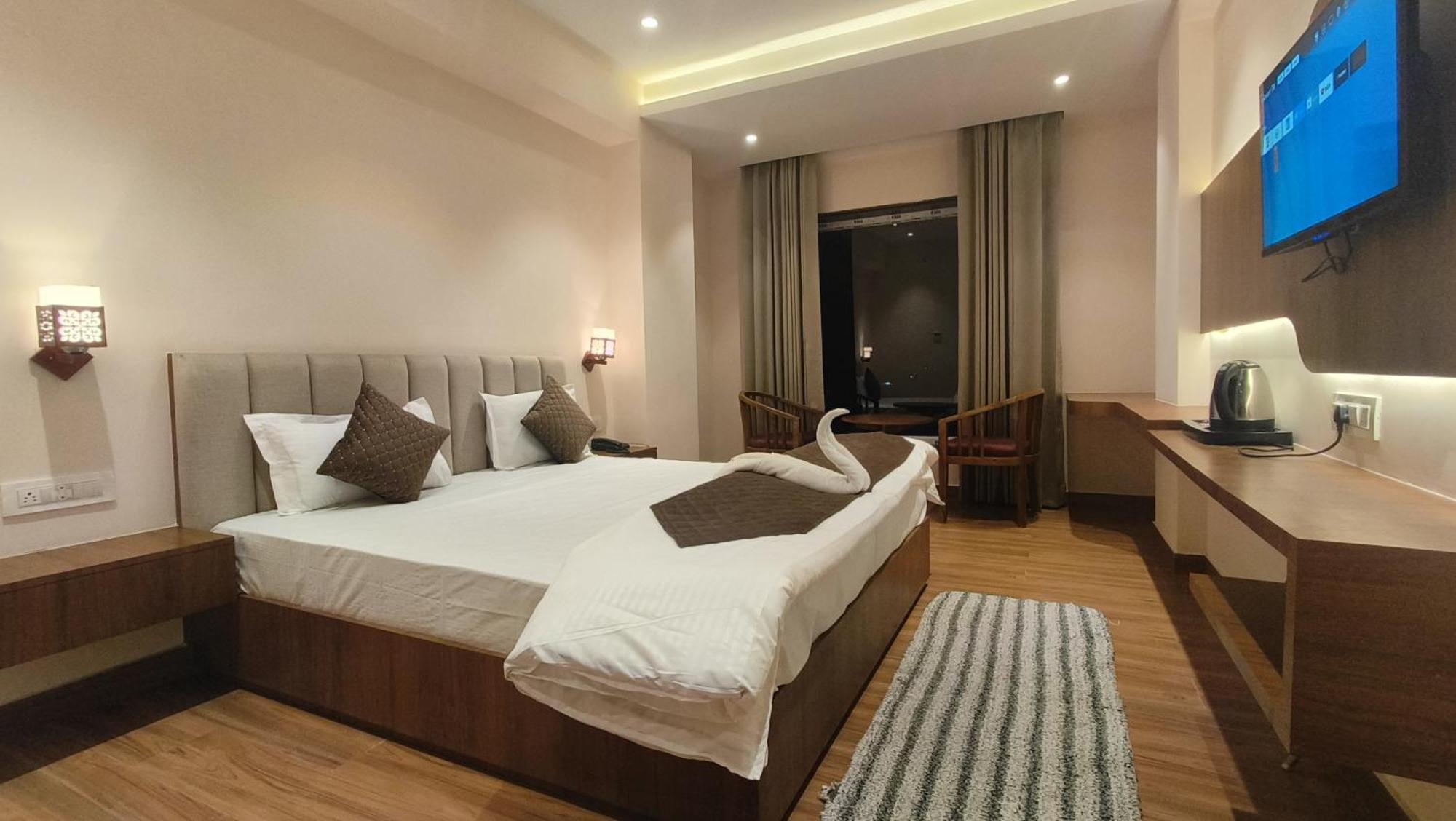 Hotel Blue Sapphire Kota  Bagian luar foto